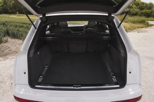 Audi Q7 55 TFSI e Quattro S-Line 2020 года  (UK)
